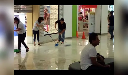 Facebook muestra cuando el agua levanta el piso del centro comercial Open Plaza en Piura elpopular.pe