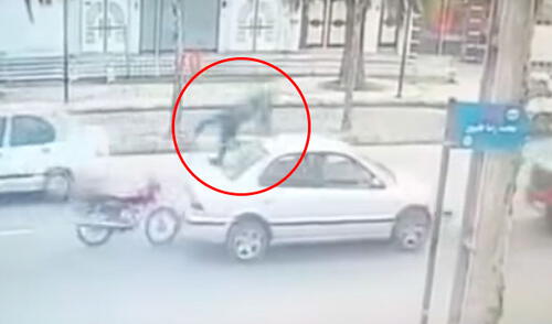 Motociclista choca contra auto y cae parado sobre el techo elpopular.pe