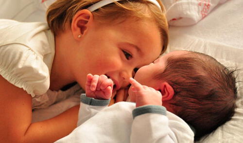 Cuando los hermanos se llevan poca diferencia de edad, comparten juegos elpopular.pe