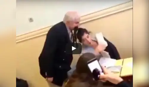 El profesor se acercó en silencio hasta que levantó el cabello de la joven elpopular.pe