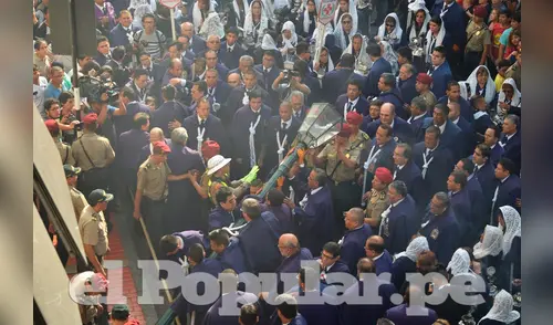 Poste se cae durante la procesión del Señor de los Milagros en el Centro de Lima elpopular.pe