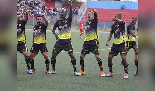 Segura baila con sus compañeros luego de anotar el segundo gol en el arco huancaino elpopular.pe