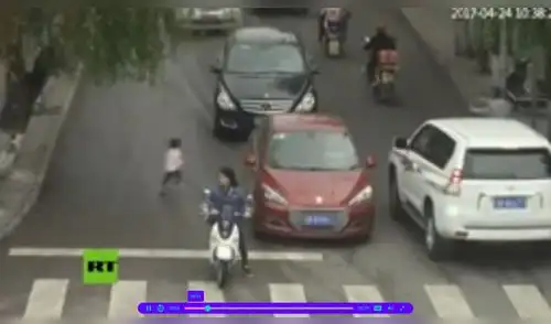 Niña fue atropellada por dos vehículos en China elpopular.pe