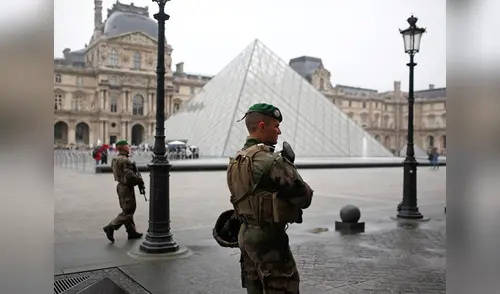 La policía en Francia tuvo que evacuar explanada del Museo de Louvre ante hallazgo de objeto sospechoso elpopular.pe