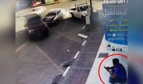 El muchacho estaba distraído con el móvil elpopular.pe