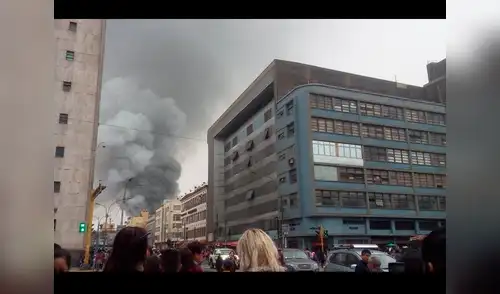 Fuego arrasó con al menos 15 locales en centro comercial de Mesa Redonda elpopular.pe