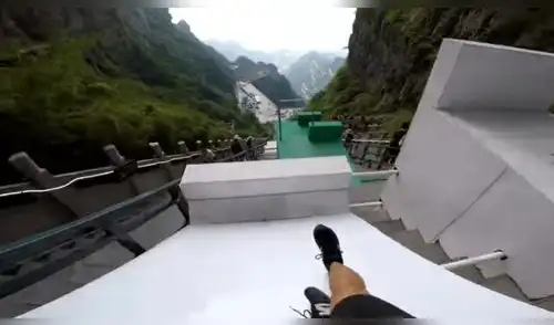 Momento en que youtuber peruano desciende por la pendiente en China elpopular.pe