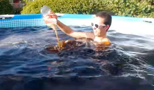 Hombre bebe Coca - Cola y se baña en piscina con la conocida gaseosa elpopular.pe
