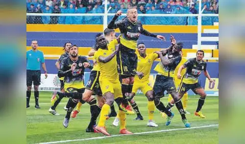 La celebración de un gol de los cajamarquinos, que con el triunfo ante san martín se apoderaron del primer lugar del torneo apertura elpopular.pe