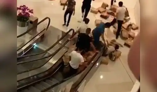 Hombres desatan una batalla 'campal' para conseguir un par de zapatilla elpopular.pe