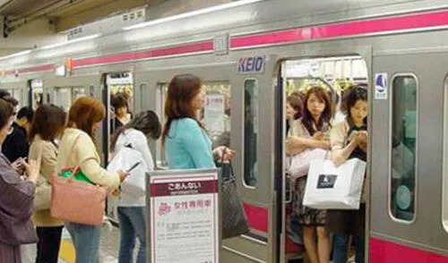 Hombre se convierte en travestí para poder entrar en un vagón exclusivo de mujeres y tocarlas elpopular.pe