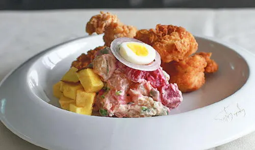 Pollo crujiente con ensalada rusa elpopular.pe