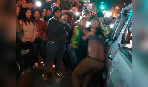 Una mujer desató toda su furia por infidelidad delante de 100 curiosos en Chile elpopular.pe