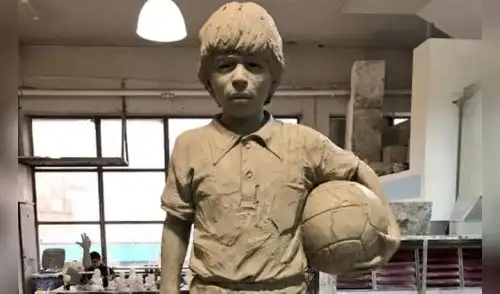 Monumento de Maradona cuando era niño elpopular.pe