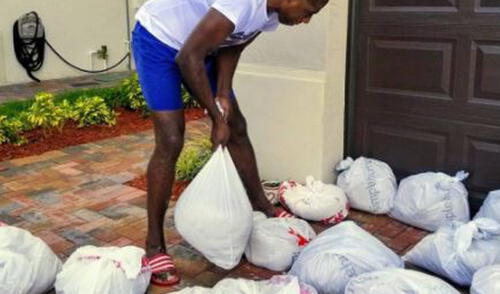 Ex futbolista se alista para la llegada del huracán elpopular.pe