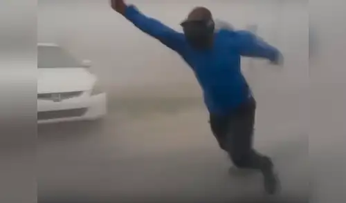 Huracán Irma arrastra a cazador de tormentas en las calles de Florida elpopular.pe