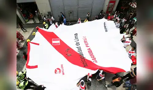 Camiseta gigante de la selección peruana recorre Lima elpopular.pe