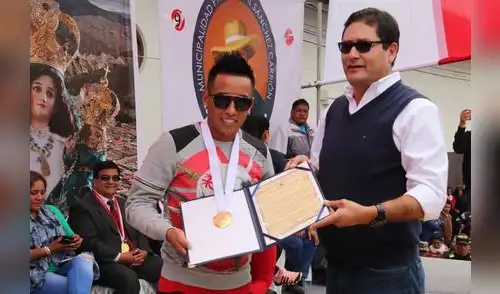 El alcalde Arturo Rebaza premia al Christian Cueva elpopular.pe