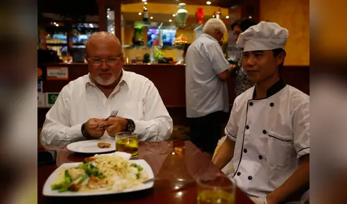 Ministro Carlos Bruce muestra su solidaridad con el chifa Asia, en Independencia elpopular.pe