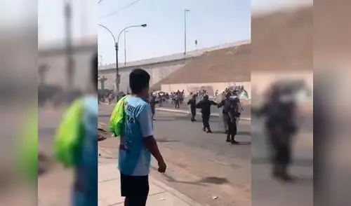 Barristas del Sporting Cristal protagonizan batalla campal a las afueras del estadio Gallardo elpopular.pe