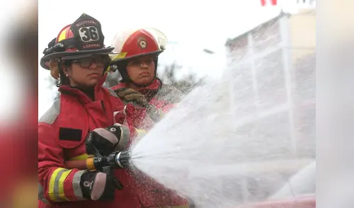 Saludan a las mujeres bombero en el Día Internacional de la Mujer elpopular.pe