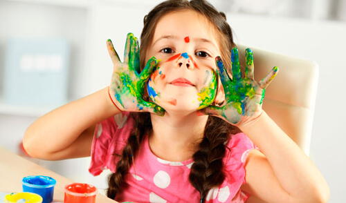 Dejar que se ensucien no solo les brindará paz, sino que fomentará su creatividad y estimularán su imaginación elpopular.pe