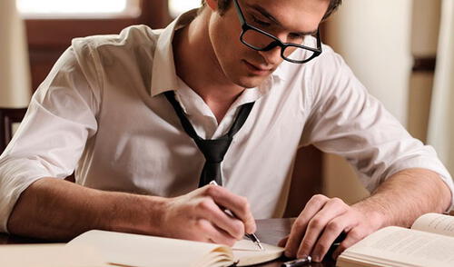 Hombre escribiendo elpopular.pe