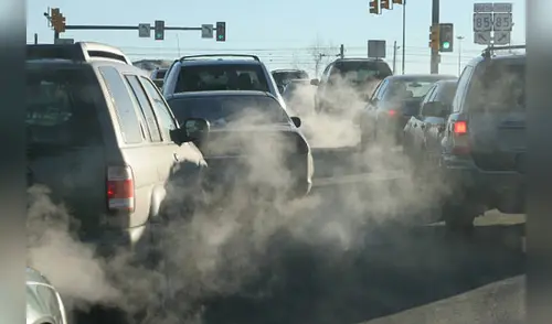 El humo que desprenden los vehículos contamina severamente el medio ambiente elpopular.pe