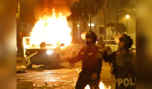 Patrullero fue quemado en marcha contra el Congreso de la República elpopular.pe