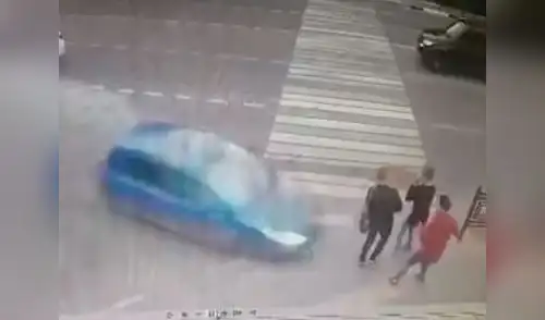 Tres jóvenes salen volando por los aires luego de ser impactados por un auto elpopular.pe