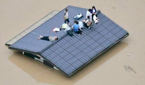 Gente en los techos de sus casas por lluvias torrenciales en Japón elpopular.pe