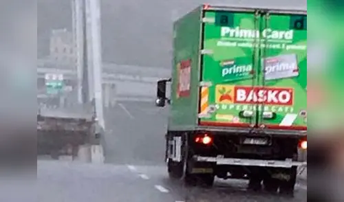 Cámaras captan a camionero que se salvó de morir en el puente de Génova. Fuente: EFE elpopular.pe