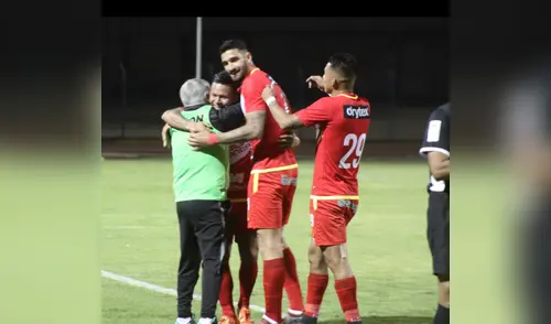 Alfredo Rojas celebra el gol con su técnico y compañeros. FOTO: Manuel Tovar elpopular.pe