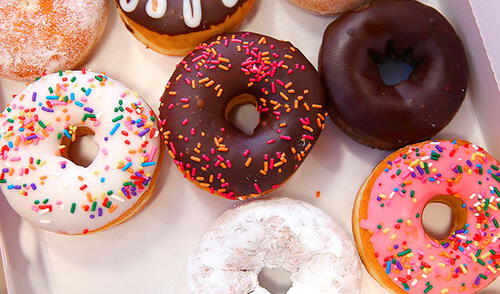 La cadena celebra este lunes 10 de diciembre con la promoción dos por uno en donuts clásicas en todos los locales elpopular.pe