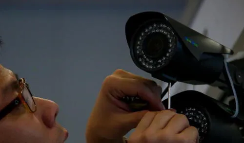 Ladrón intentó robar cámara de seguridad que lo filmaba elpopular.pe