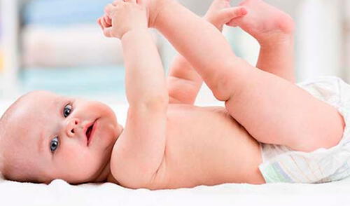 El pañal no debe lastimar su ombligo pues es una zona muy delicada y de mucho cuidado los primeros días elpopular.pe