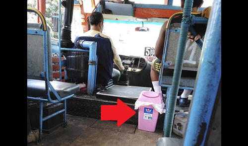 Imagen de Facebook de un tacho de basura dentro de bus es viral elpopular.pe