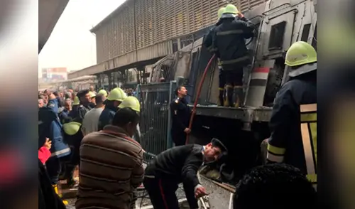 Un tren chocó y estalló en El Cairo dejando muertos y heridos elpopular.pe