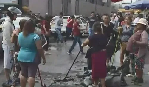 Ambulantes limpian calles cercanas a Gamarra elpopular.pe