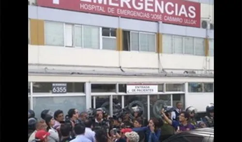 Decenas de seguidores apristas están en el frontis del hospital elpopular.pe