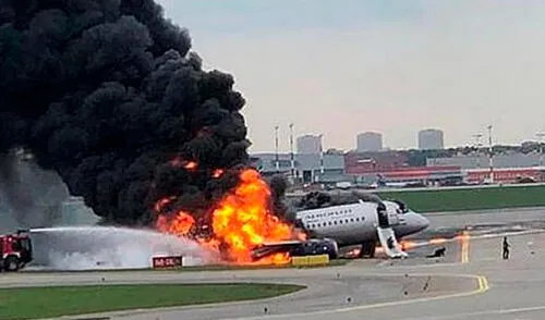 Avión se incendia en pleno vuelo en Rusia elpopular.pe