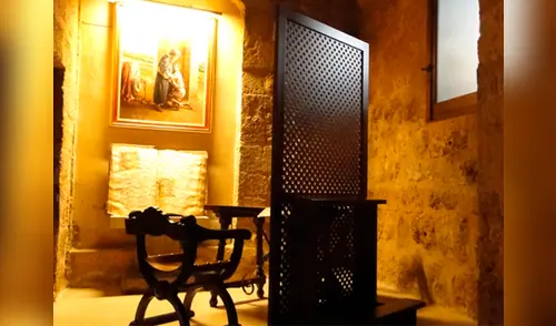 Policías encuentran a bebé en caja dentro de confesionario elpopular.pe