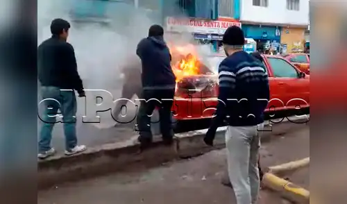 El auto fue rodeado por las personas que intentaron apagar las llamas elpopular.pe