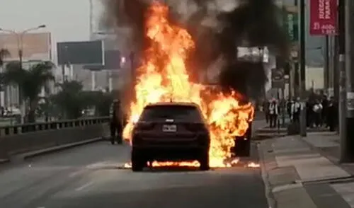 Lujoso vehículo se incendió en transitada vía del distrito de San Borja elpopular.pe