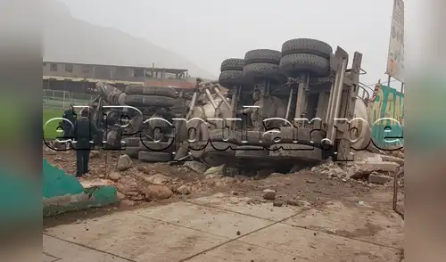 El conductor fue llevado al hospital tras sufrir fuertes golpes al intentar salir de la vía con el camión elpopular.pe
