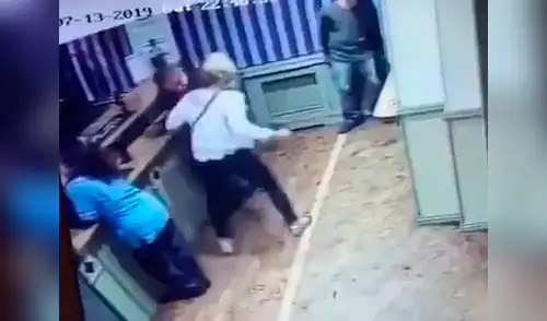 El hombre estaba coqueteando con otra mujer cuando fue atacado frente a todos elpopular.pe