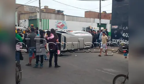 Dos combis habrían colisionado, provocando que una se voltee y siete personas sean heridas elpopular.pe