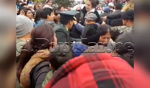 Las féminas no detuvieron su pelea, pese a que un policía estaba en medio de ambas elpopular.pe