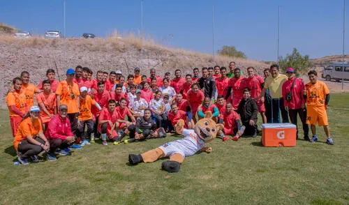 Los jugadores y comando técnico posan junto a Yampol Zamora Espino que padece cáncer elpopular.pe