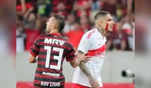 El delantero Paolo Guerrero recibió una dura falta, por lo que le reclamó al árbitro, pero este lo expulsó por el reclamo elpopular.pe